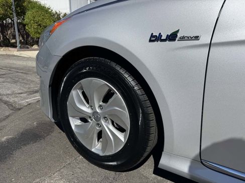 Used 2015 Hyundai Sonata Hybrid image 4