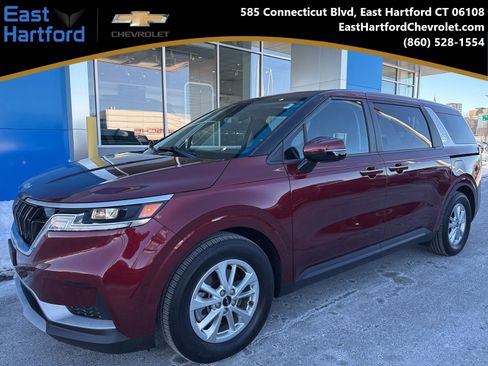 Used 2023 Kia Carnival LX image 1