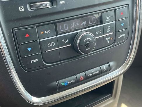 Used 2014 Chrysler Town & Country Touring FWD image 31