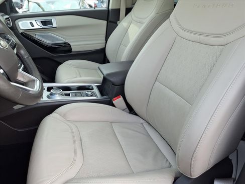 Certified 2023 Ford Explorer Platinum w/ Technology Package image 3