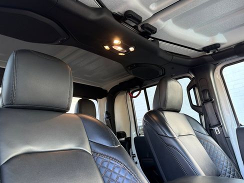 Used 2021 Jeep Gladiator Overland image 16