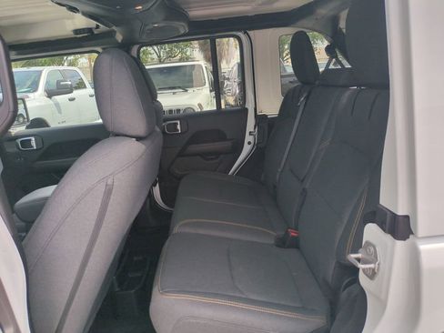 Used 2025 Jeep Wrangler Unlimited Sahara AWD/4WD image 15
