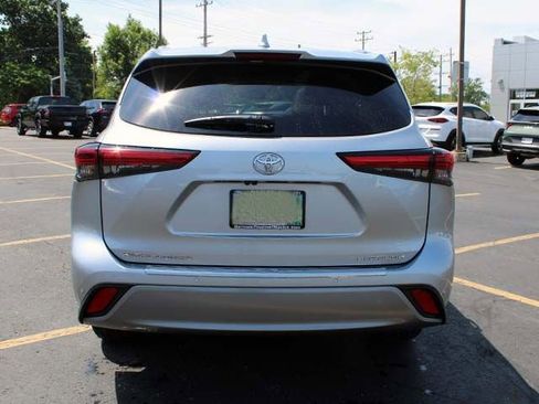Used 2023 Toyota Highlander Platinum FWD image 6
