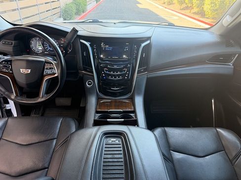 Used 2019 Cadillac Escalade Luxury AWD/4WD image 18