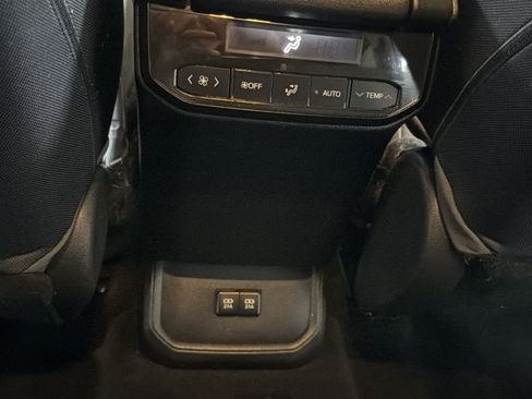 Used 2021 Toyota Highlander LE FWD image 27