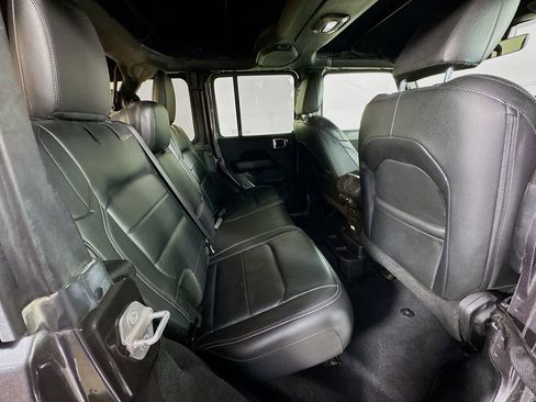 Used 2018 Jeep Wrangler Unlimited Sahara image 32