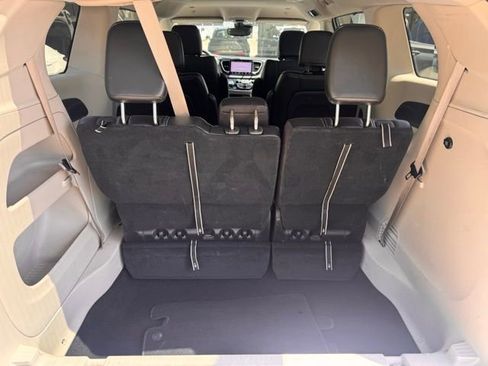 Used 2023 Chrysler Pacifica Touring-L FWD image 13