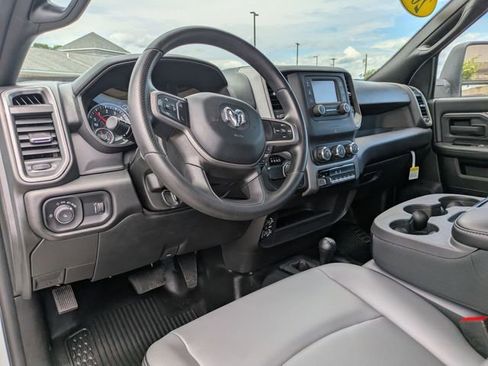 Used 2024 RAM 2500 Tradesman w/ Chrome Appearance Group AWD/4WD image 8
