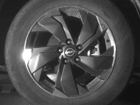 Used 2025 Nissan Rogue SV AWD/4WD image 13