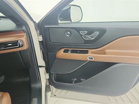 Used 2022 Lincoln Aviator Reserve w/ Elements Package Plus image 34