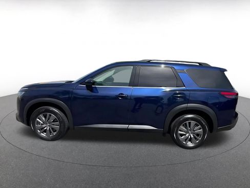 Used 2025 Nissan Pathfinder SV image 9