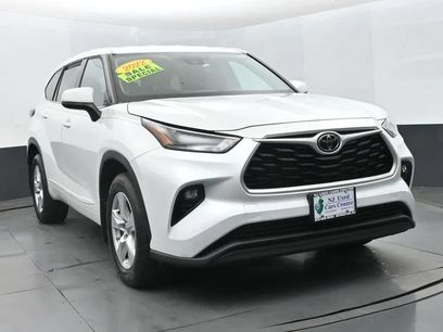 Used 2022 Toyota Highlander LE