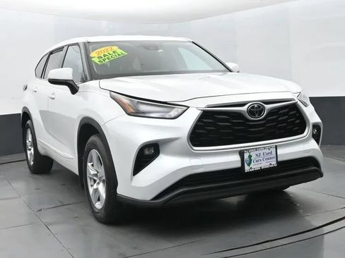 Used 2022 Toyota Highlander LE AWD/4WD image 1