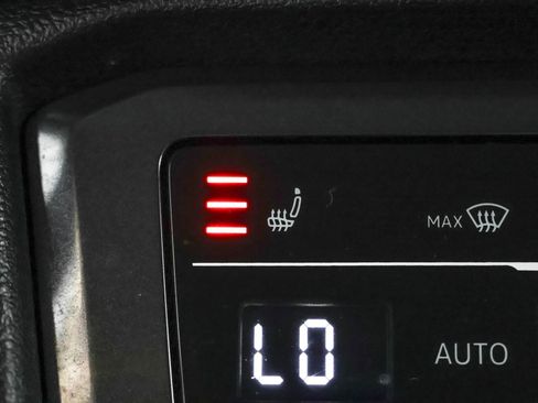 Used 2022 Volkswagen Tiguan SE image 10