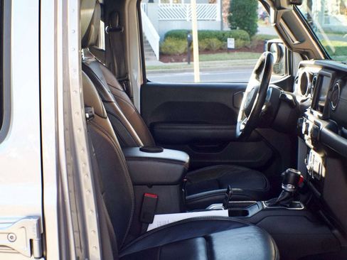 Used 2018 Jeep Wrangler Unlimited Sahara image 41