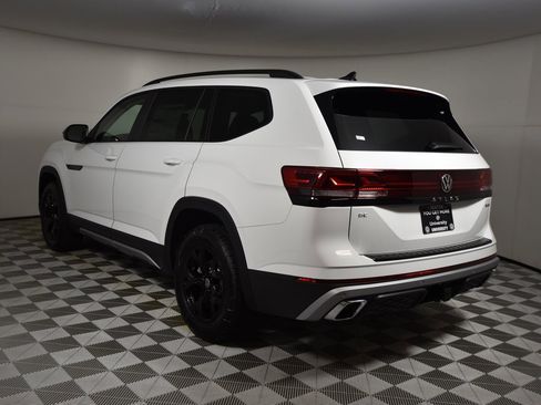 New 2025 Volkswagen Atlas Peak Edition SE image 5
