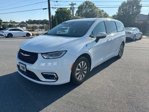Used 2023 Chrysler Pacifica Touring-L FWD image 3