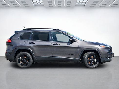 Used 2018 Jeep Cherokee Latitude w/ Altitude Package FWD image 3
