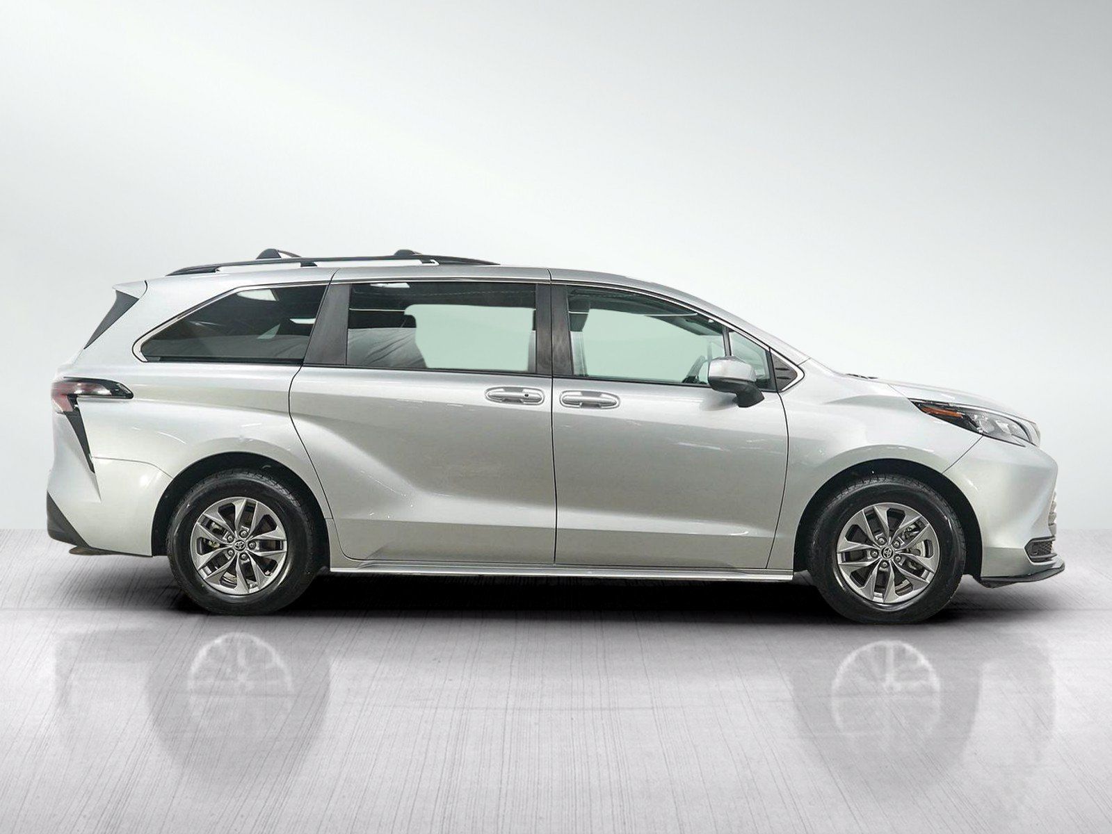 Used 2024 Toyota Sienna LE FWD image 6