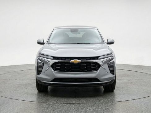 Used 2025 Chevrolet Trax LT FWD image 2