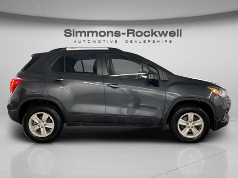 Used 2021 Chevrolet Trax LT w/ LT Convenience Package image 4