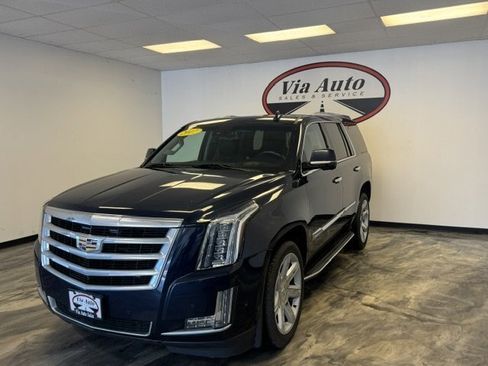 Used 2017 Cadillac Escalade Luxury AWD/4WD image 4