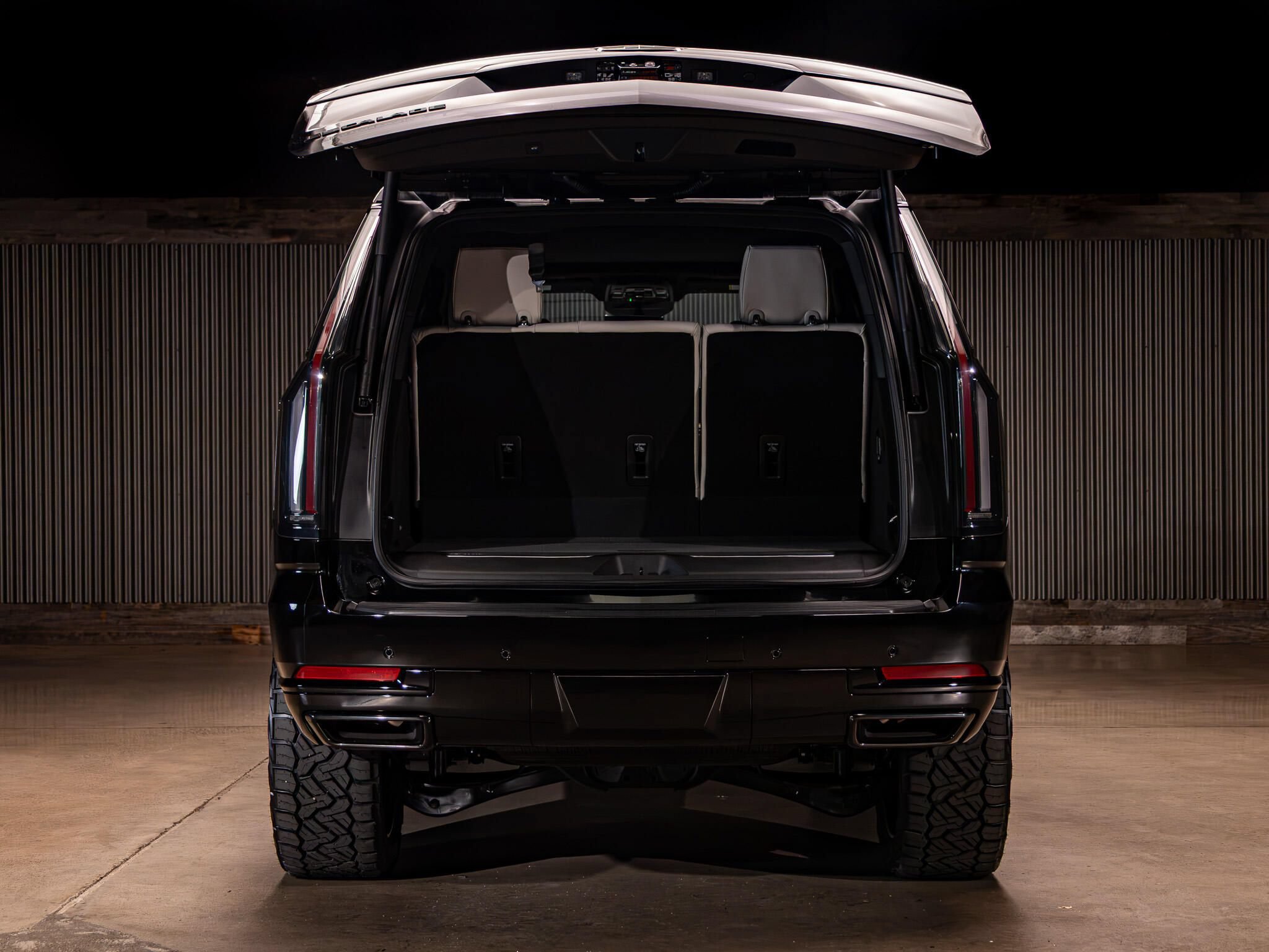 Used 2027 Cadillac Escalade Platinum Sport w/ LPO, Floor Liner Package AWD/4WD image 9