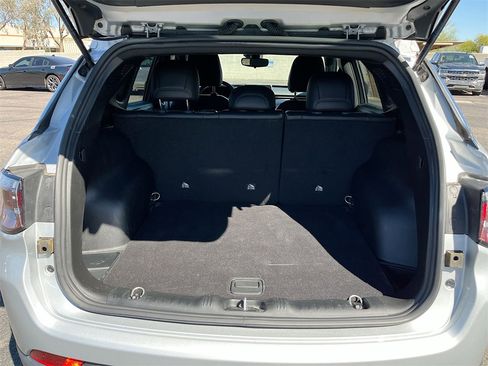 Used 2025 Jeep Compass Latitude image 24