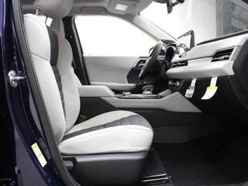 New 2025 Mitsubishi Outlander SE image 18