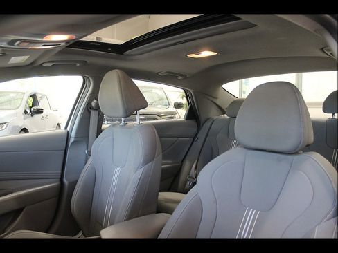 Used 2025 Hyundai Elantra SEL FWD image 14