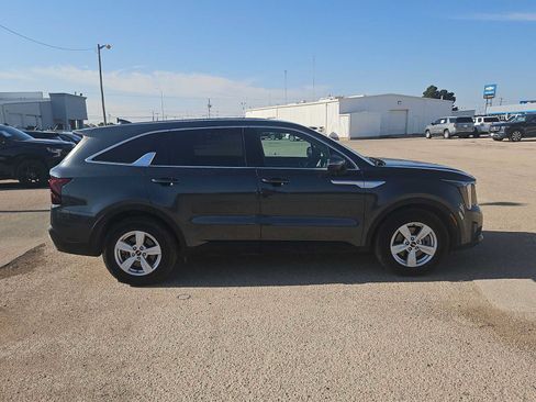Used 2024 Kia Sorento LX FWD image 9