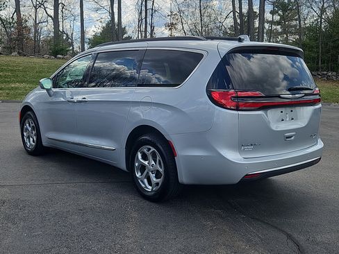 Used 2022 Chrysler Pacifica Limited AWD/4WD image 27