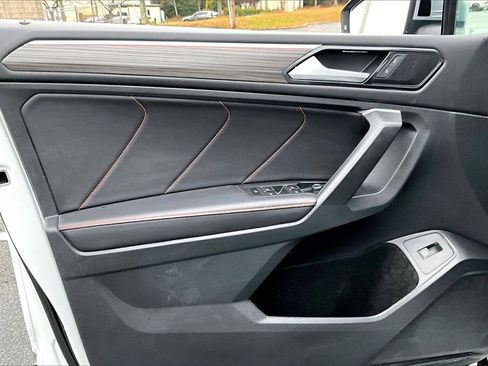 Used 2024 Volkswagen Tiguan SE image 25