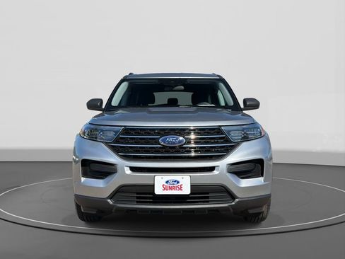 Used 2024 Ford Explorer XLT RWD image 2