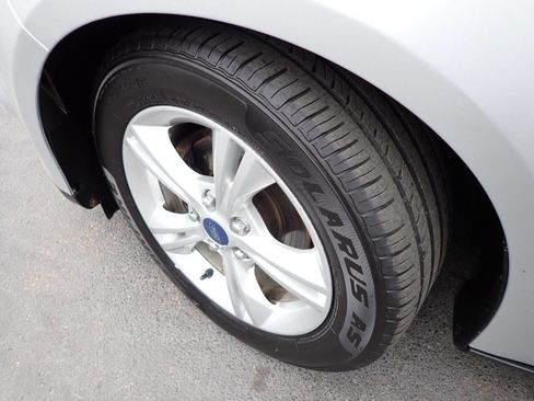 Used 2013 Ford Focus SE w/ SE Winter Pkg image 11