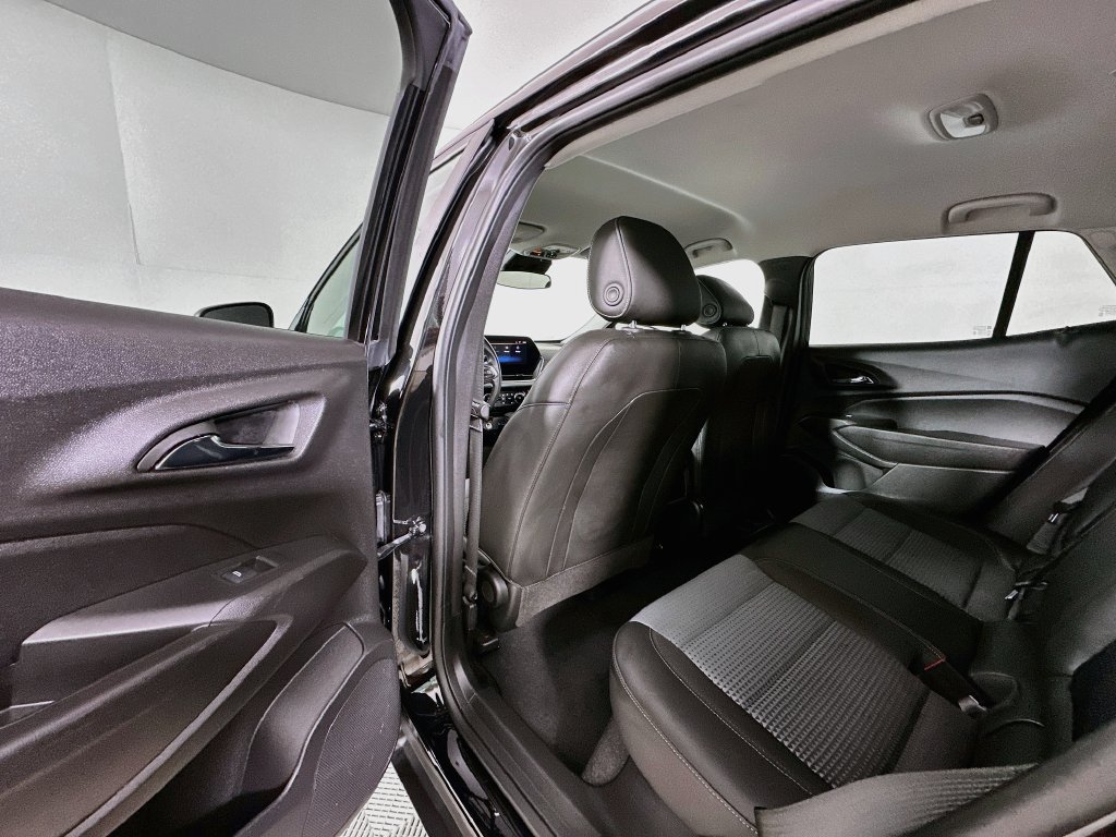 Used 2025 Chevrolet Trax LT w/ LT Convenience Package FWD image 17