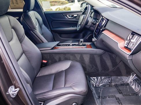 Used 2025 Volvo V60 B5 Cross Country Plus image 48