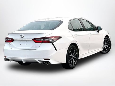 Used 2022 Toyota Camry SE FWD image 3