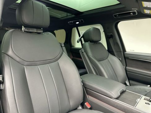 Used 2025 Land Rover Range Rover SE image 6
