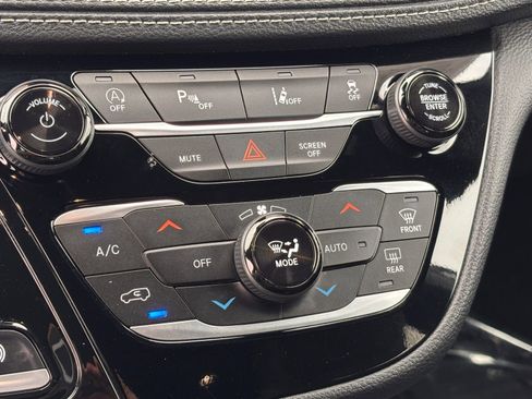 Used 2024 Chrysler Pacifica Touring FWD image 31