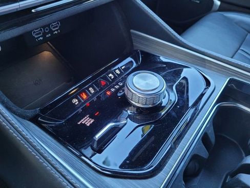 Certified 2024 Jeep Wagoneer L Series II w/ Flexible Seating Group image 12