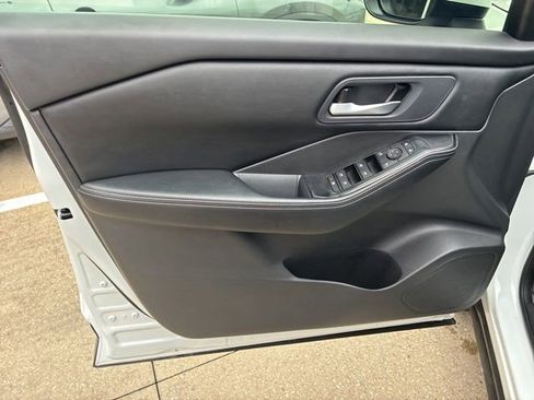 Used 2025 Nissan Rogue SV FWD image 19