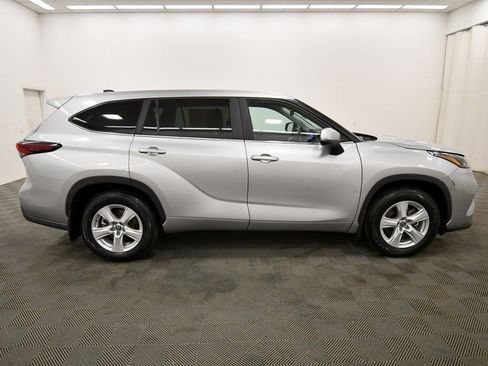Used 2024 Toyota Highlander LE image 9