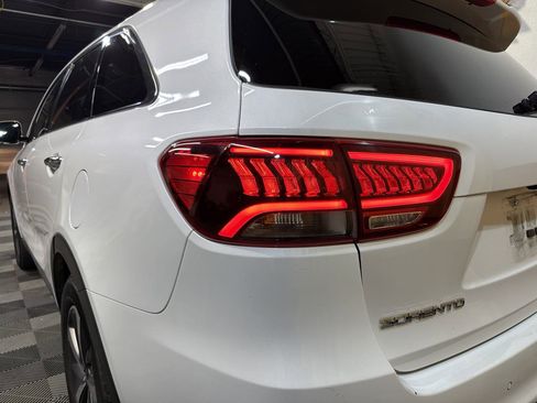 Used 2019 Kia Sorento EX image 9