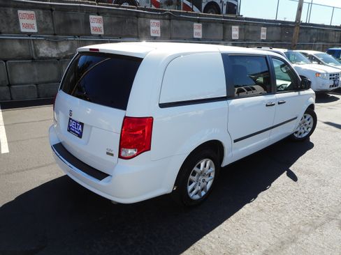Used 2014 RAM C/V Tradesman FWD image 8
