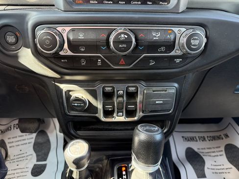 Used 2019 Jeep Wrangler Unlimited Sahara w/ Uconnect 4C Nav & Sound Group AWD/4WD image 30