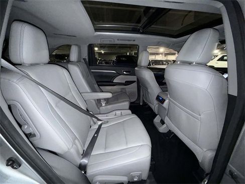 Used 2017 Toyota Highlander Limited Platinum image 16