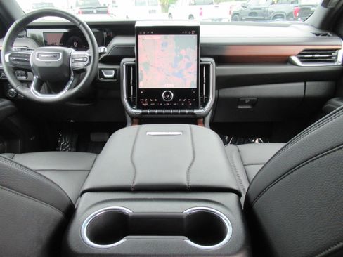 Used 2025 GMC Yukon XL Denali AWD/4WD image 12