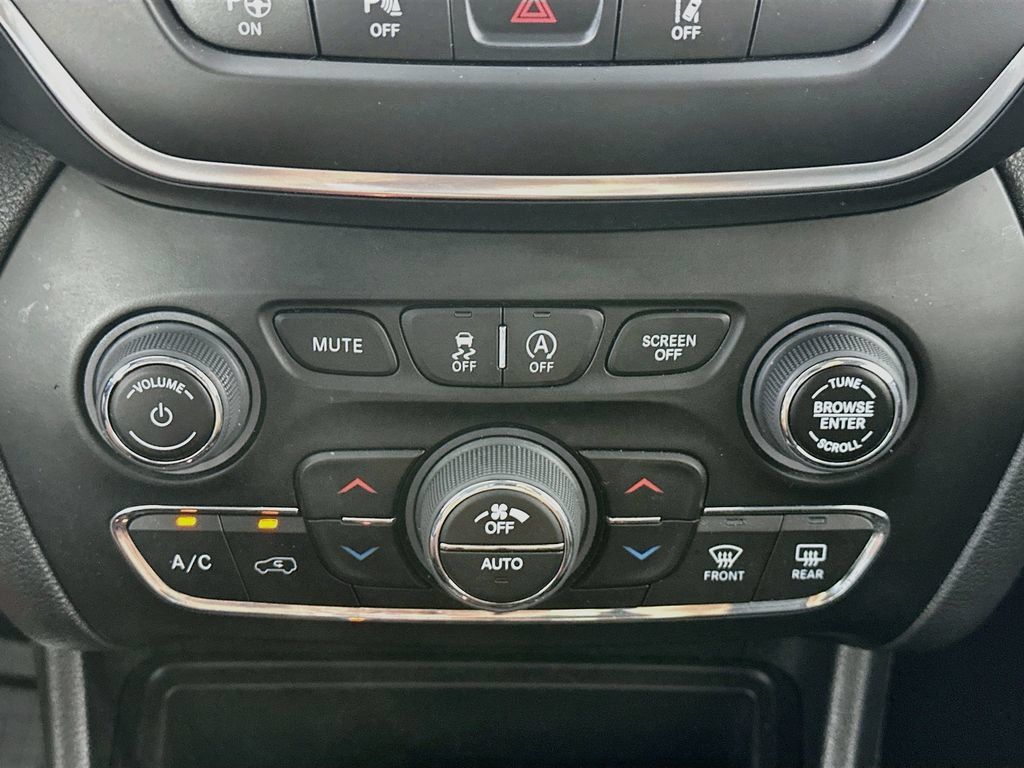 Used 2023 Jeep Cherokee Altitude Lux AWD/4WD image 18