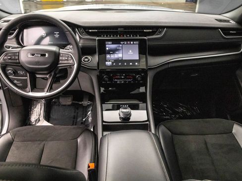 Used 2024 Jeep Grand Cherokee L Laredo image 32